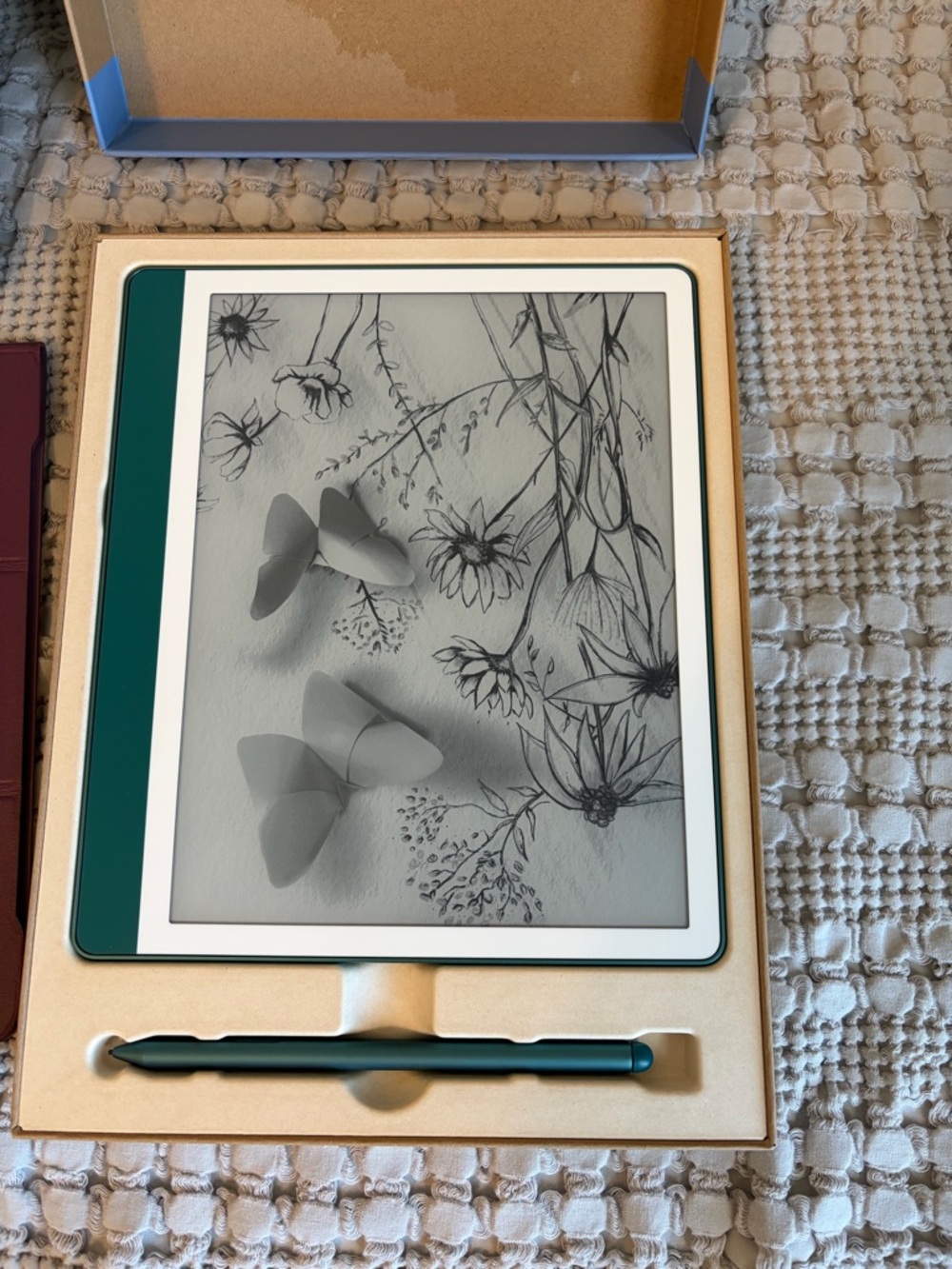 EUC 2024 Kindle Scribe (64 GB) in Jade w/ premium pen and 2 cases. - Picture 2 of 6